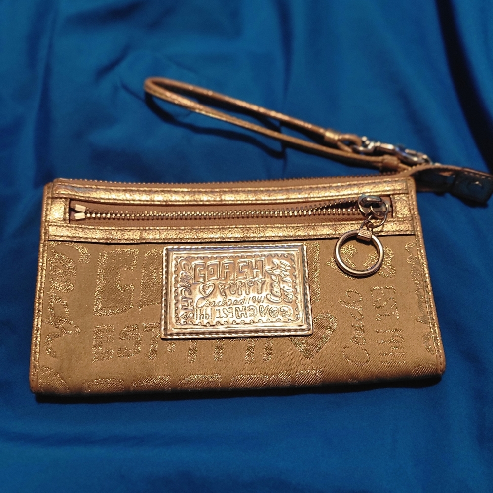 Beautiful COACH POPPY Large Wristlet